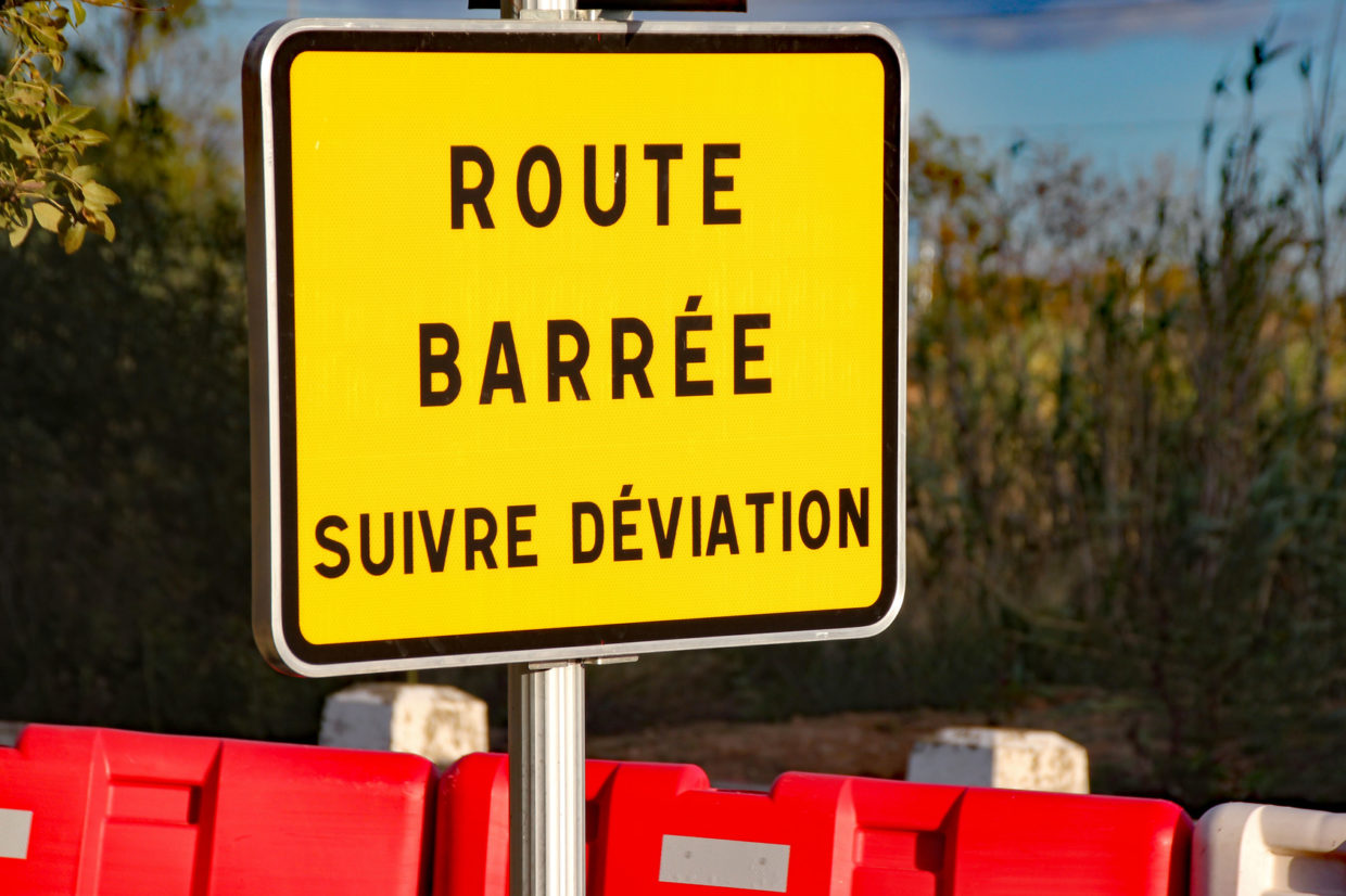 Route barrée suivre déviation