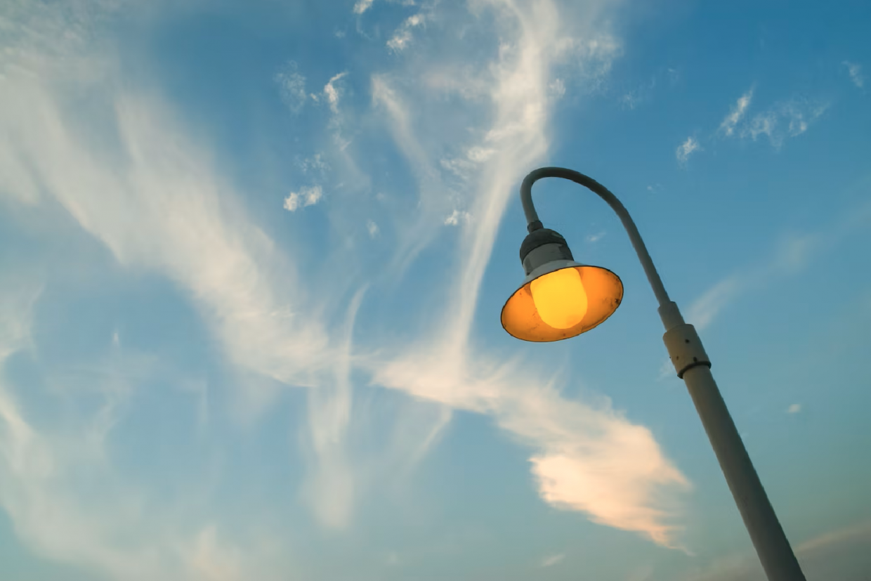 streetlight-ciel-nuageux_1137-35