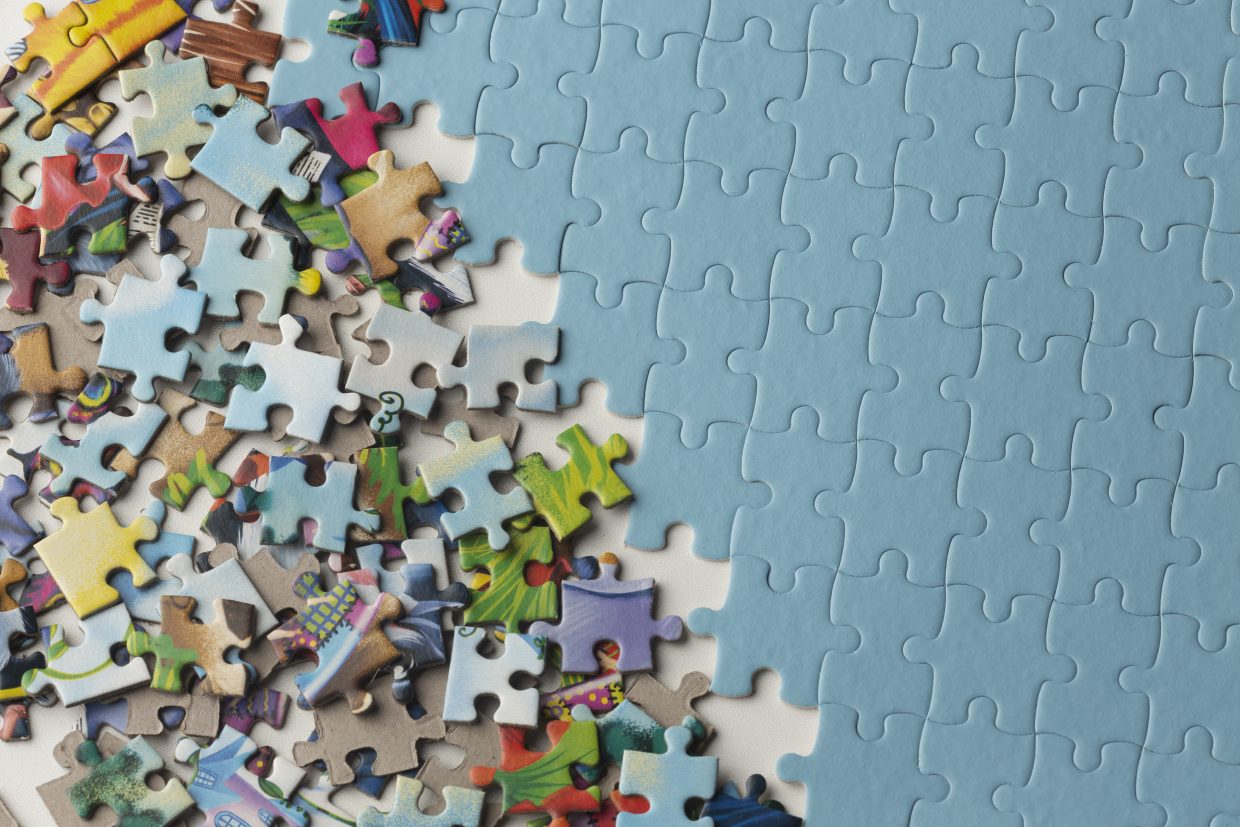 gros-plan-sur-fond-de-puzzle